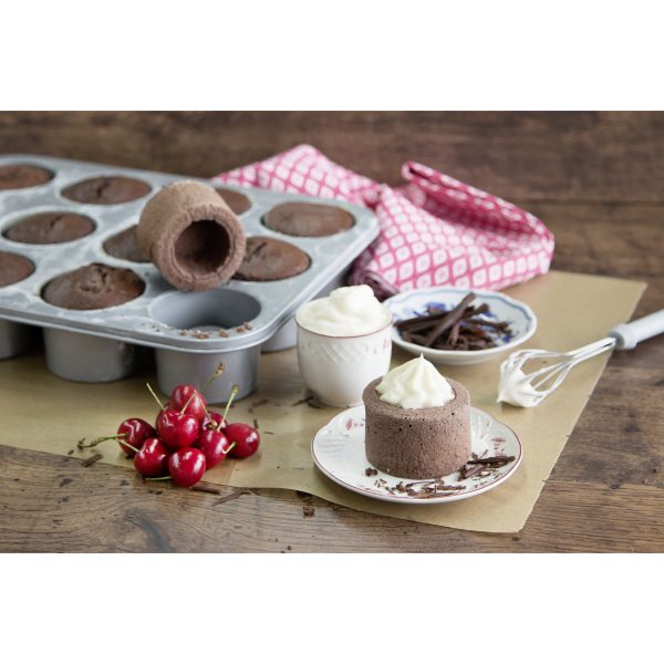 Backblech mit fertigen Cake Cups in Schokolade