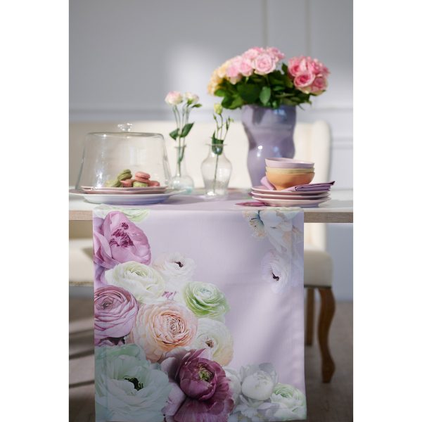 gedeckter Tisch mit beschriebenem Läufer und einer Vase mit Rosen in gleicher Farbstellung