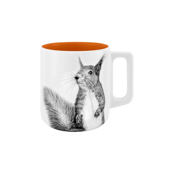Henkelbecher aus weißem Porzellan mit Abbildung Eichhörnchen aufrecht stehend auf Vorderseite, innen Farbe orange (mandarinenschalen)