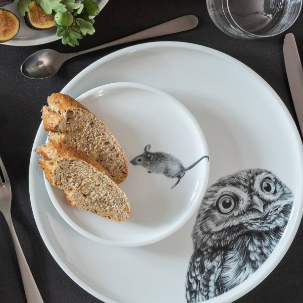 Teller Eule auf gedecktem Tisch, auf dem Teller ein kleiner Teller mit Abbildung Mäuschen und Brot