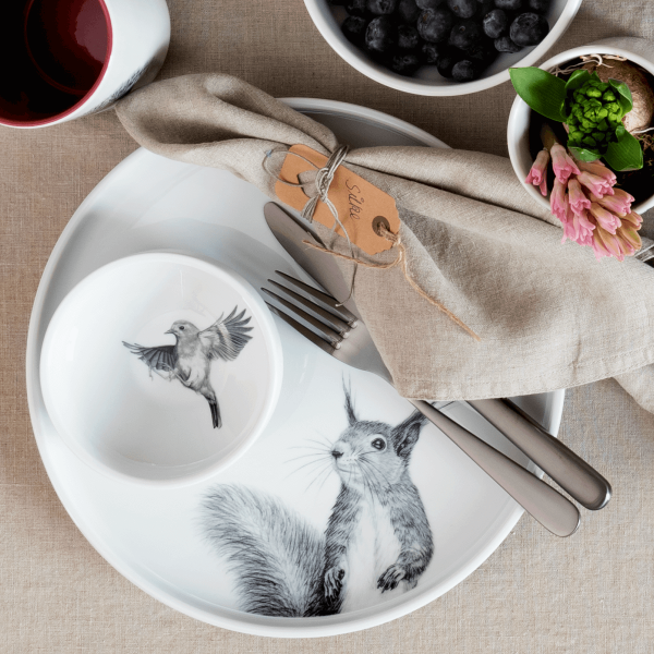 Teller 28 cm auf Tisch, weißes Porzellan mit Abbildung Eichhörnchen