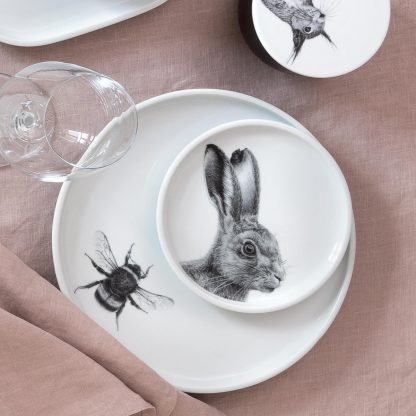 gedeckter Tisch mit Hummelteller und Untersetzer Hase