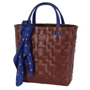 Handtasche handgelochten in breiten braunen Streifen mit dunkelblauen Griffen und blauem Tuch mit Punkten