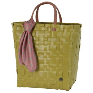 Tasche handgeflochten in breiten Streifen, braune Henkel, Tasche in frischem grün mit rosefarbenen Tuch mit Punkten Innentasche