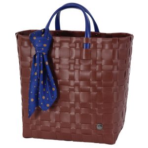 Tasche handgeflochten in breiten Streifen, Farbe barun mit dunkelblauen Griffen und einem dunkelblauen Tuch mit Punkten, incl. Innentasche