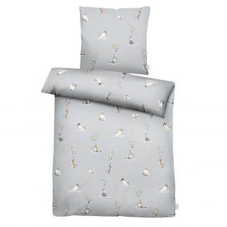 angenehm spürbare Bettwäsche in grau mit dezent farbigen kleinen Katzenmotiven grau / weiß in weihnachtlichem Look