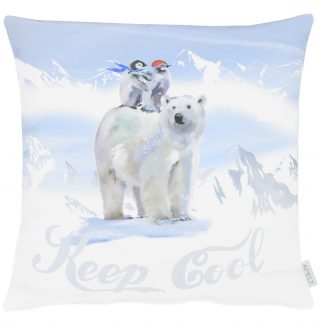 winterliche Kissenhülle in weiß / blau mit Druck Motiv Eisbär und 2 Pinguine mit Mütze und Schal auf dem Rücken des Eisbär und Schriftzug "Keep Cool"