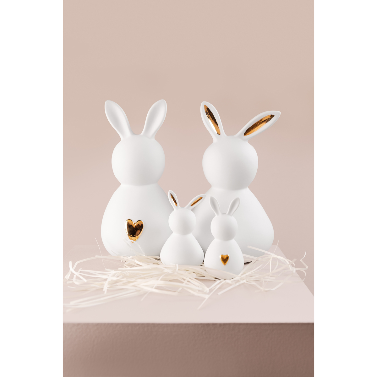 Hase mit goldenen Ohren in Hasengruppe arrangiert
