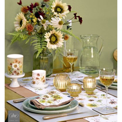 Bild von einer gedeckten Tafel mit herbstlichen Platzset mit Blumenmotiv, entsprechender Serviette und Windlicht