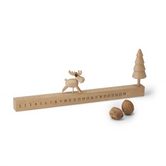 Holzleiste aus Buchenholz mit Zahlen angebracht von 1-24, in Leiste sind kleine Löcher, in denen der Elch täglich im Kalender weitergerückt werden kann. Am Ende der Leiste steht eine Tanne. Alles naturfarben in Biuchenholz