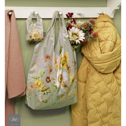 Bild Einkaufsbeutel an Garderobe höngend mit einer gelben Jacke