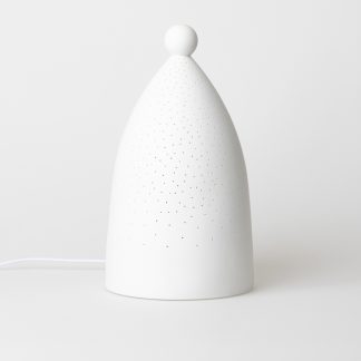 Frontansicht Lichtengel aus weißem Porzellan mit Lochmuster ohne Beleuchtung