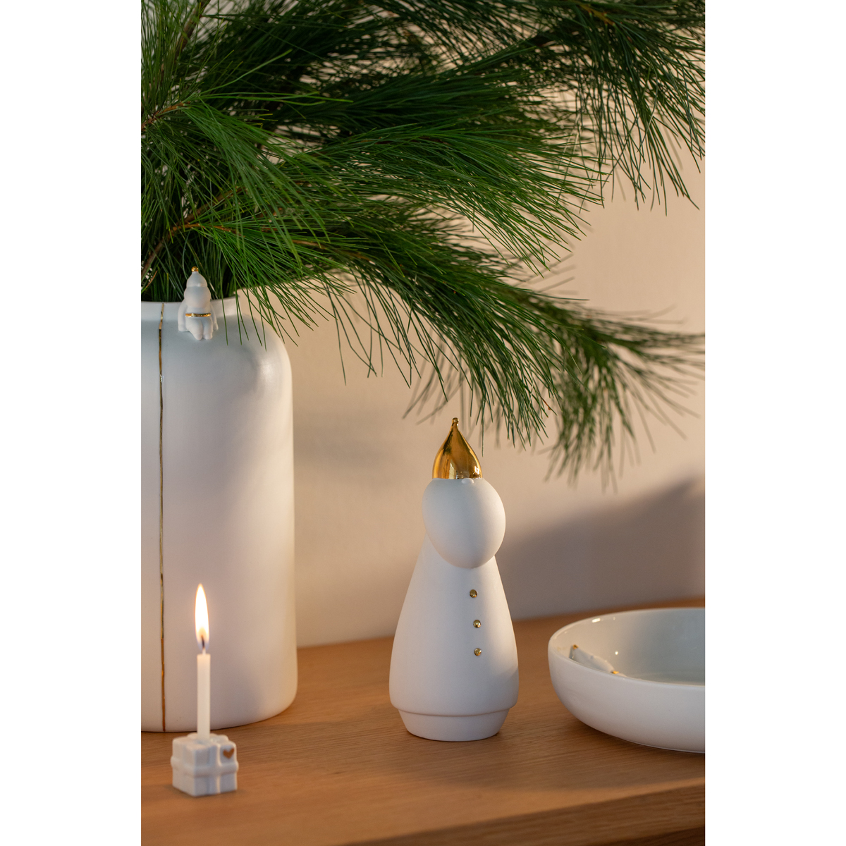 Weihnachtsmann dekoriert mit Vase uns Tannengrün sowei Kerze und Teller