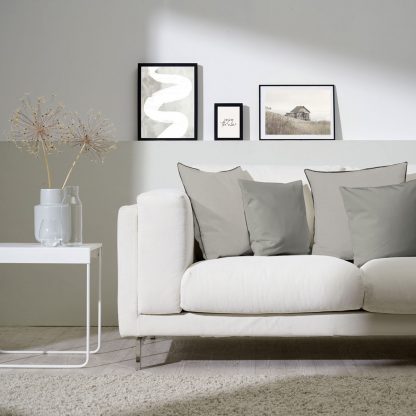 Sofa dekoriert mit Kissn Stone in Farbe beige