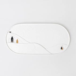 ovale Platte weißes Porzellan mit Relief und Prägung einer Schneelandschaft, am linken Rand Abbildug von Häusern in weiß, scharz und Golddecal, ebf. am rechten Rand unten kleinformatiger