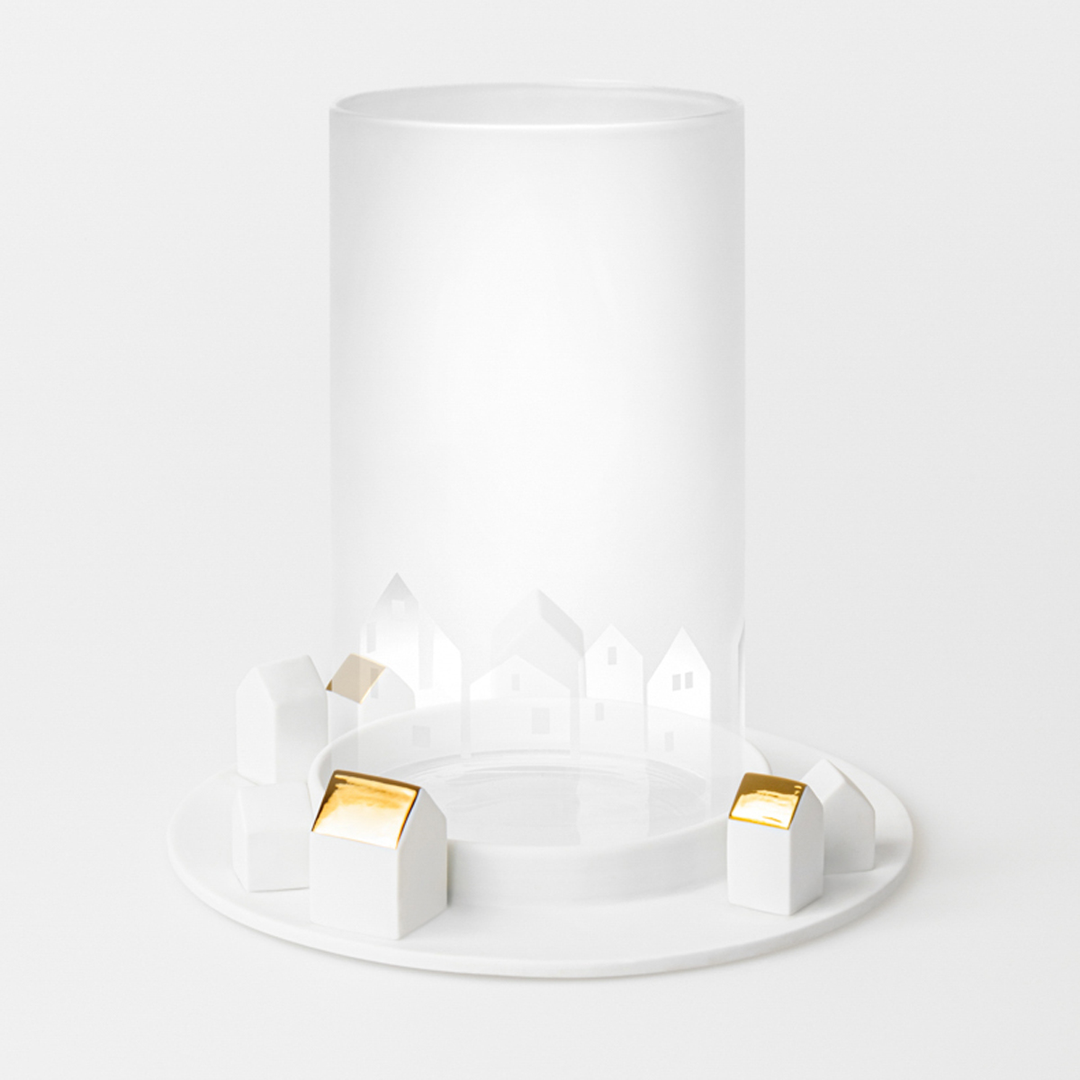 Kerzenteller weißes Porzellan ungalsiert mit 3D-Häusern verteilt um den Glaszylinder, teilweise mit goldenen Dächern, Glaszylinder ist geeist mit Klarglas in For von Häusern