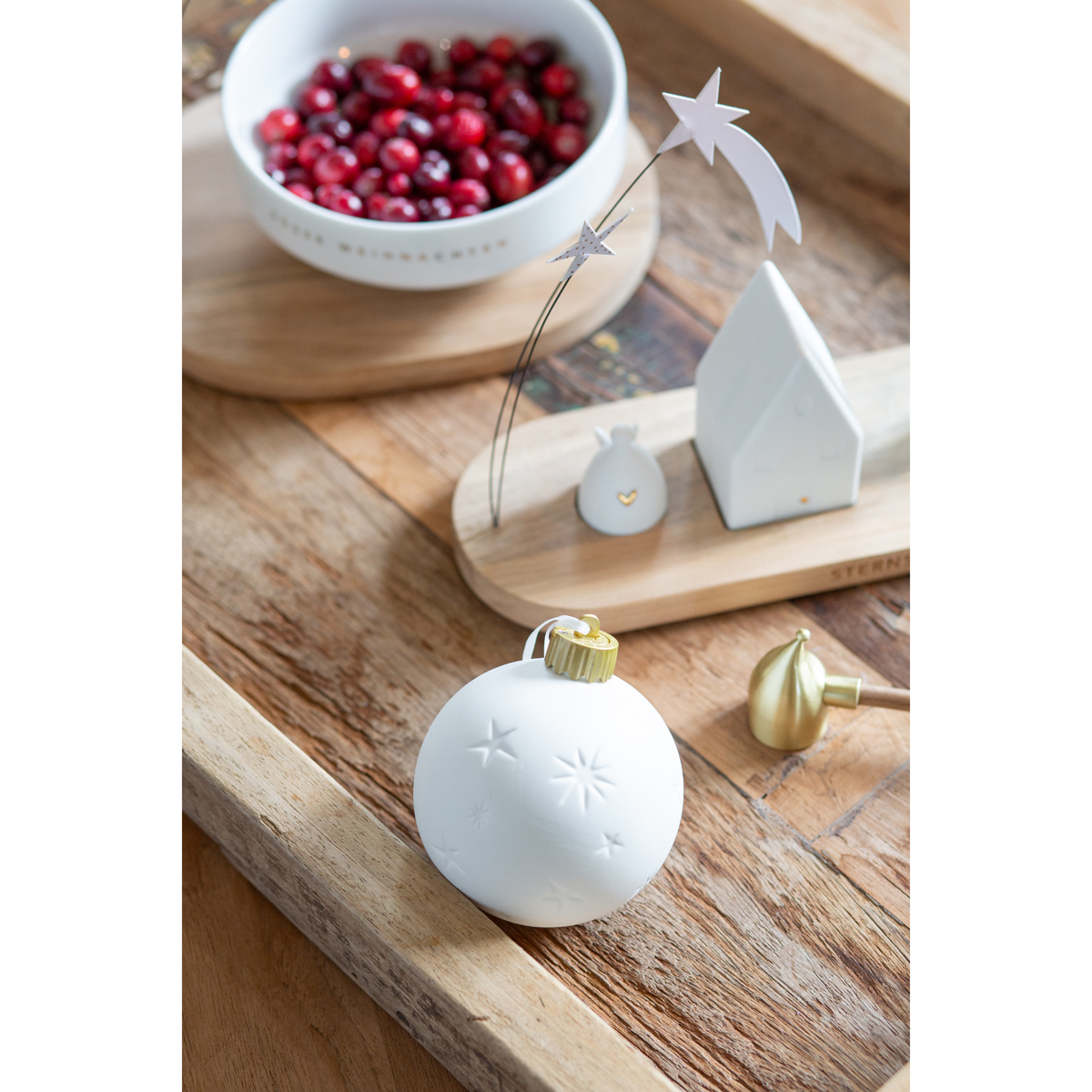 Tisch mit Weihnachtsdekoration und beschriebenem Kerzenauslöscher