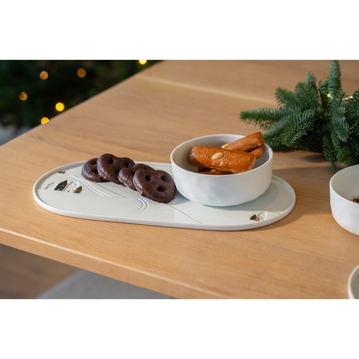 Servierplatte mit Plätzchen / Lebkuchen auf Tisch angerichtet und einer Schale