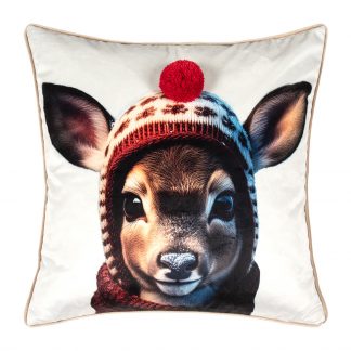 helle cremeweiße Kissenhülle, kuschelig weich, mit 3-D-Druck eines Bambikopfes mit farbiger gestrickter Mütze und einer aufgesetuten rot gestrickten Bommel