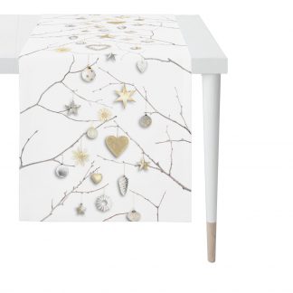 Tischläufer Grundfarbe weiß, mit Druck von zarten Zweigen und kleinen weihnachtlichen Accessoires in weiß, silber und gold