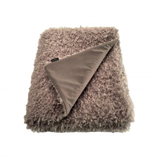 kuschelig weiches Plaid in taupe, Vorderseite Haptik plüschig, Abseite weicher Samt