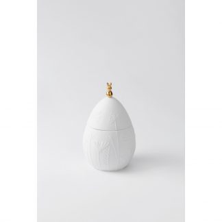 weiße Porzellandose mit Relief von Blüten und Ranken auf der Außenseite, unglasiert, oben auf Dckel sitzt ein kleines goldfarbenes Häschen