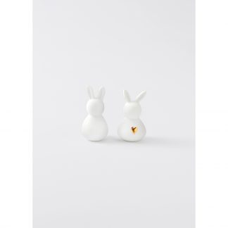 Hasenpaar Frontansicht, beide weißes Porzellan, rechter Hase goldfarbenes Herz auf Bäuchlein