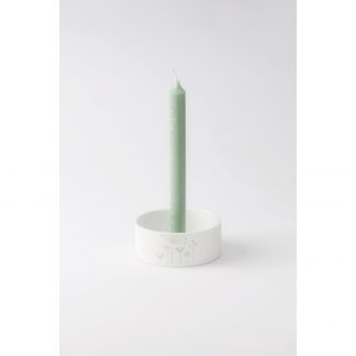 Kerzenleuchter weißes teilweises glasiertes Porzellan mit Pastellfarbenen Blütenranken dekoriert und einer grünen Stabkerze (nicht im Lieferumfang enthalten)