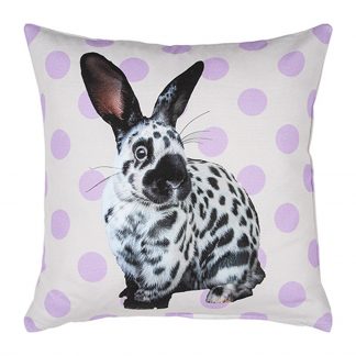 witzige Kissenhülle in hellgrau mit fliederfarbenen großen Punkten, auf Vorderseite mittig Digitaldruck eines schwarz-weiß gefleckten Hasen