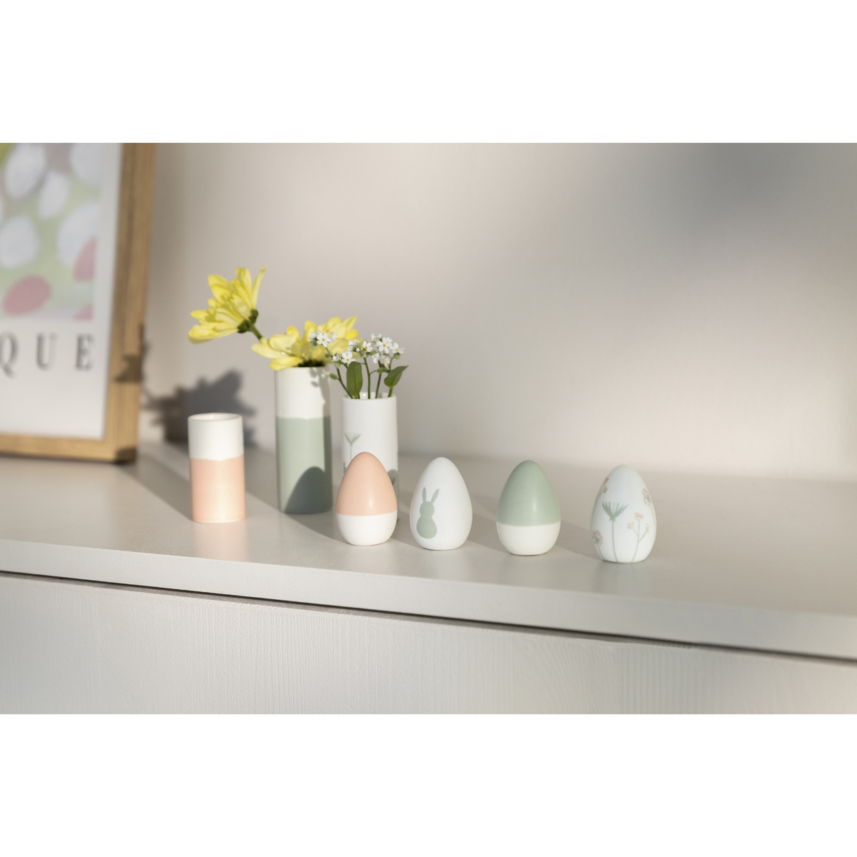 Vasenset und Eierset gemeinsam dekoriert auf Anrichte