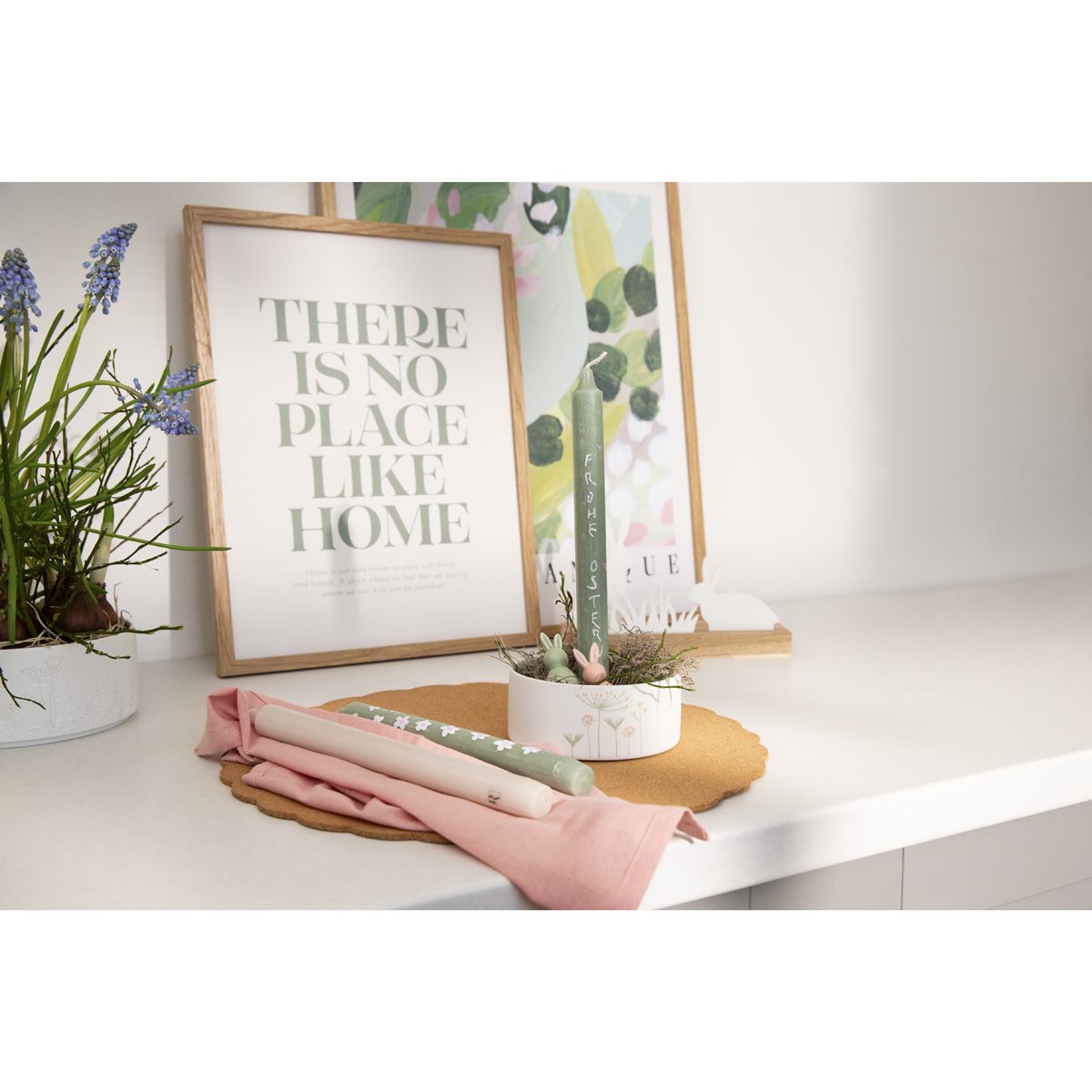 beschriebener Kerzenhalter dekoriert auf einem Tablett mit Häschen auf einer Anrichte