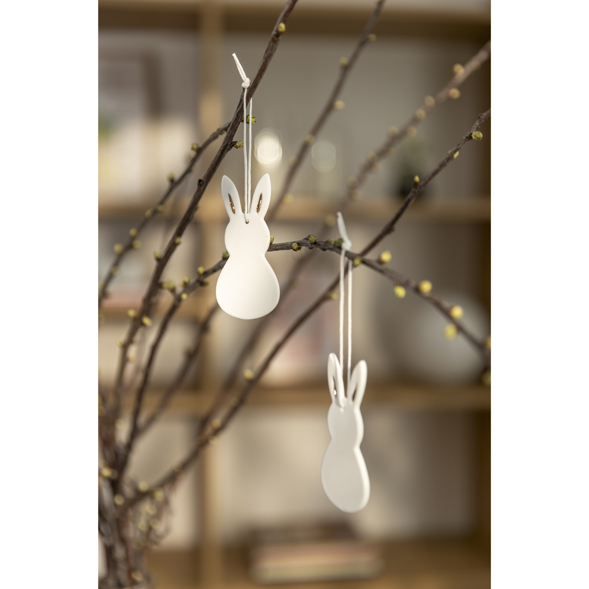 Osteranhänger dekoriert an einem Straus mit Frühlingszweigen