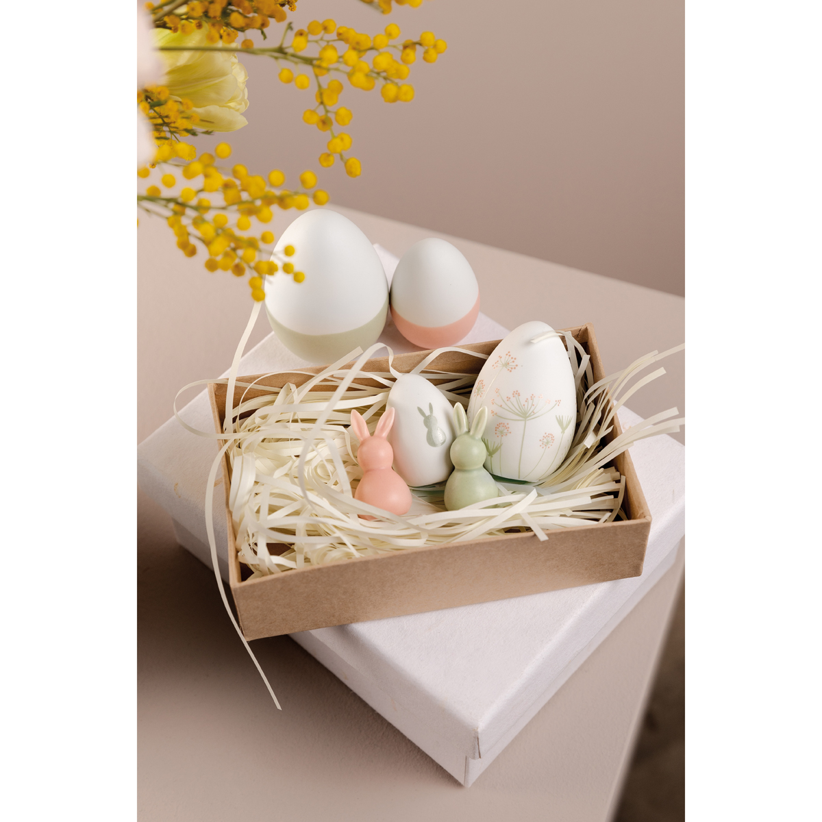 4' Set Ostereier auf einem Tablett mit Stroh und Osterhasen dekoriert