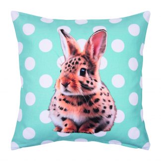 witzige österliche Kissenhülle und Grundfarbe balu-türkis mit weißen großen Punkten, auf Vorderseite mittig platziert Digitaldruck eine kleinen Kaninchens in Gepardenlook