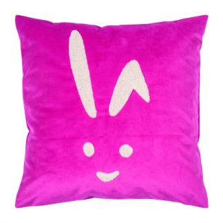 Kissenhülle in pink mit Frottee-Stickerei eines angedeuteten Hasengesichtes mit abgeknicktem Ohr (Stick in weiß)